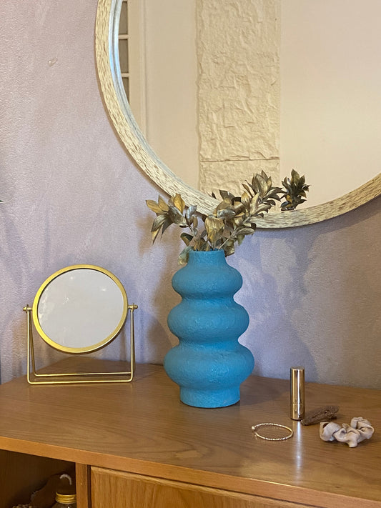 Bilateral vase